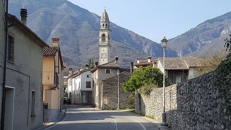 Furto alla luce del sole nell’auto parcheggiata in piazza