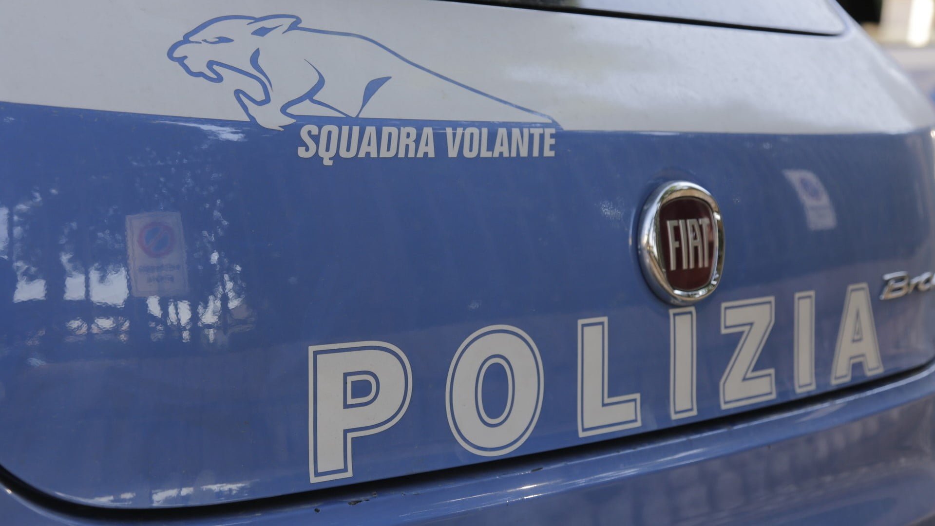 Vampiri del carburante nel cantiere edile: la Polizia li mette in fuga
