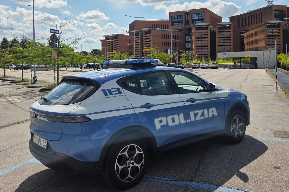 Riempiono il carrello e tentano la fuga: bloccati e denunciati dalla Polizia