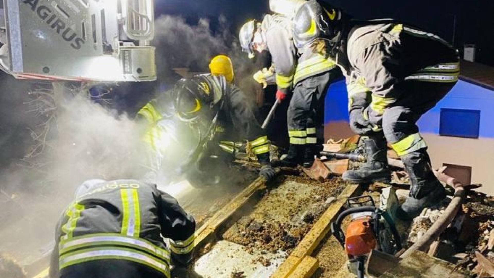 Incendio nel sottotetto: una persona in ospedale