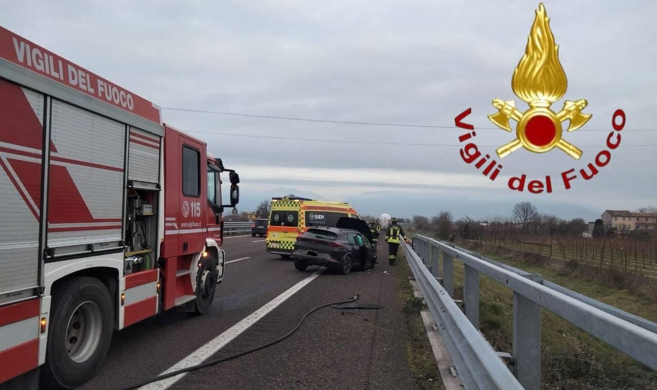 Incidente in A27, feriti una donna e un dodicenne