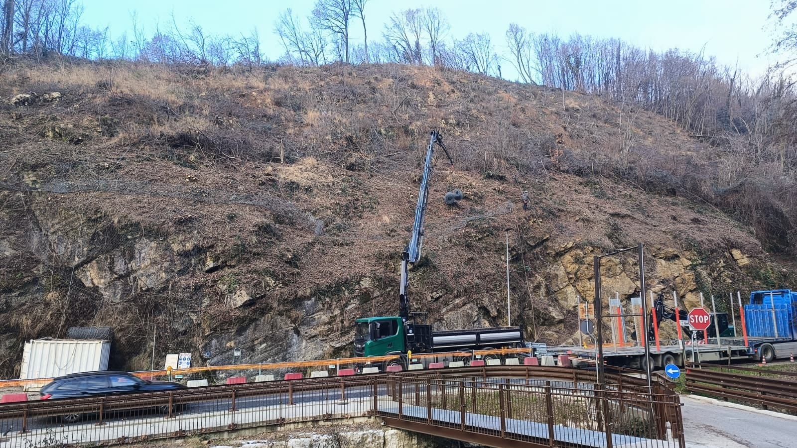 Strada “Pradazzi”, la Provincia interviene con reti paramassi sul versante franoso