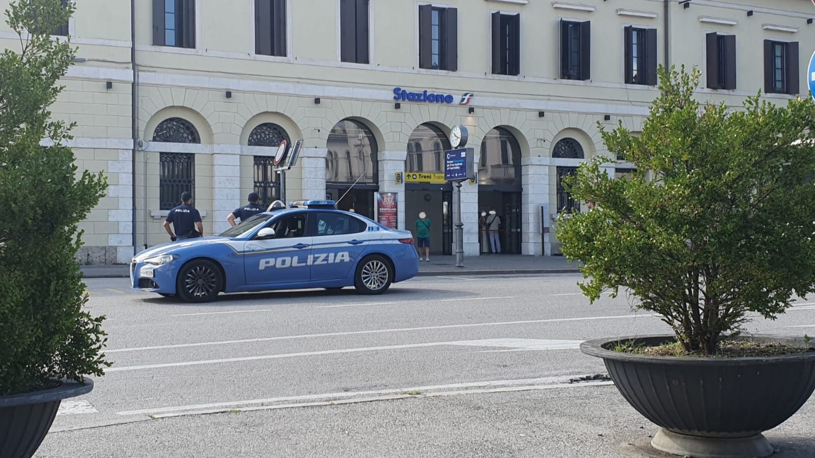 Ubriaco non trova il cellulare e citofona a mezza via. Un fermato con la droga tra le natiche