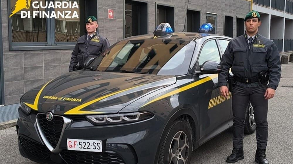 Estorsioni e truffe ad anziane per vivere nel lusso, misure cautelari per cinque