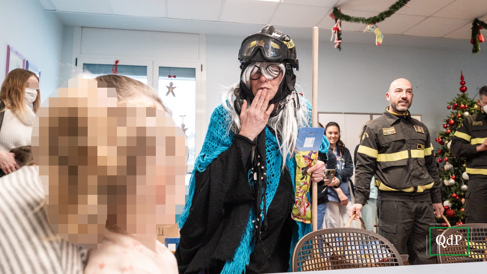 La befana arriva con l’autoscala: i Vigili del Fuoco nei reparti pediatrici