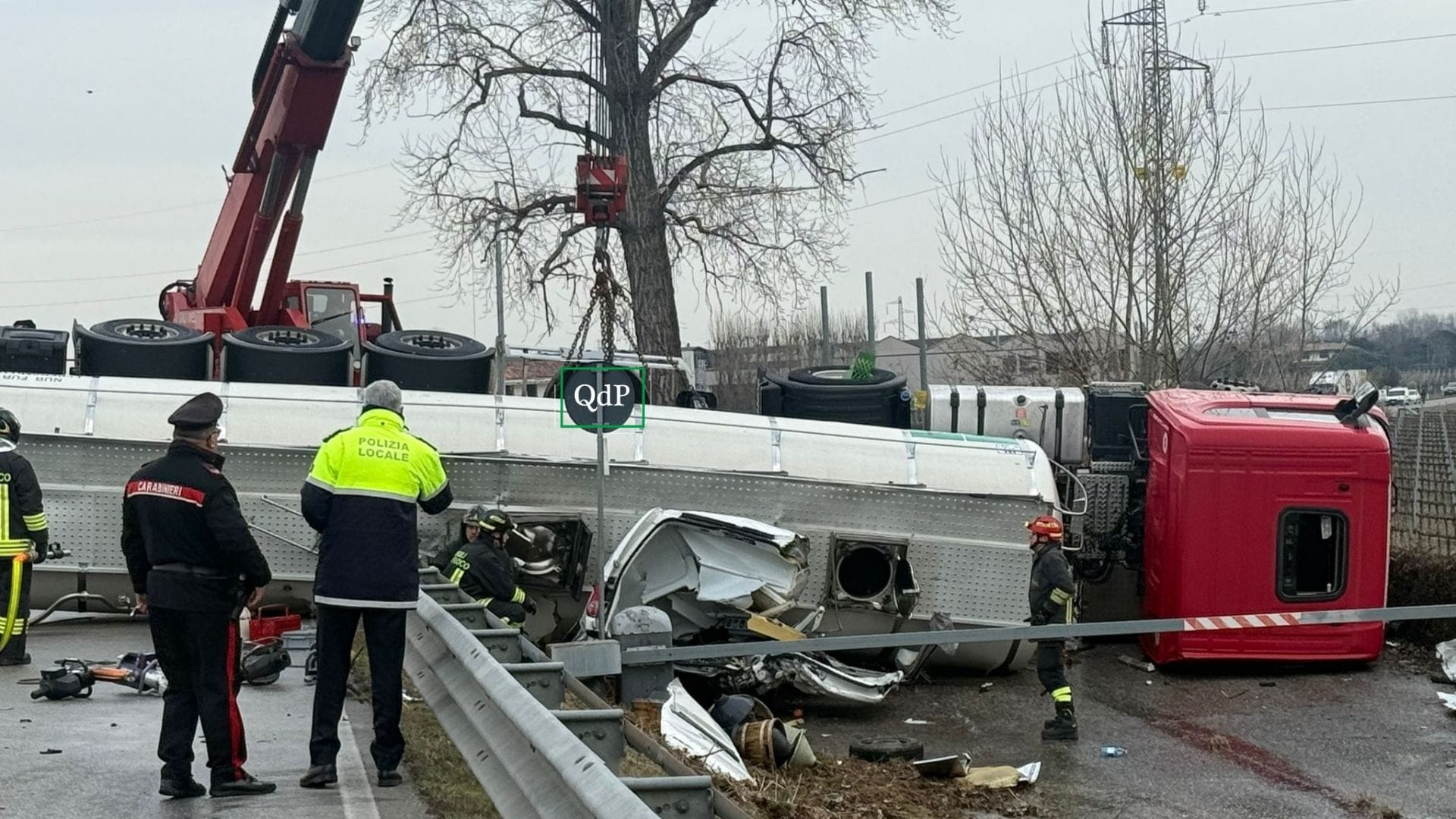 Camion si scontra con un’auto e si ribalta sopra un furgone: morto un settantenne, due feriti