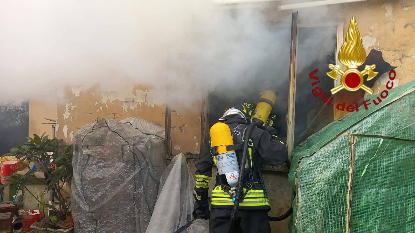 Incendio in cucina, casa inagibile