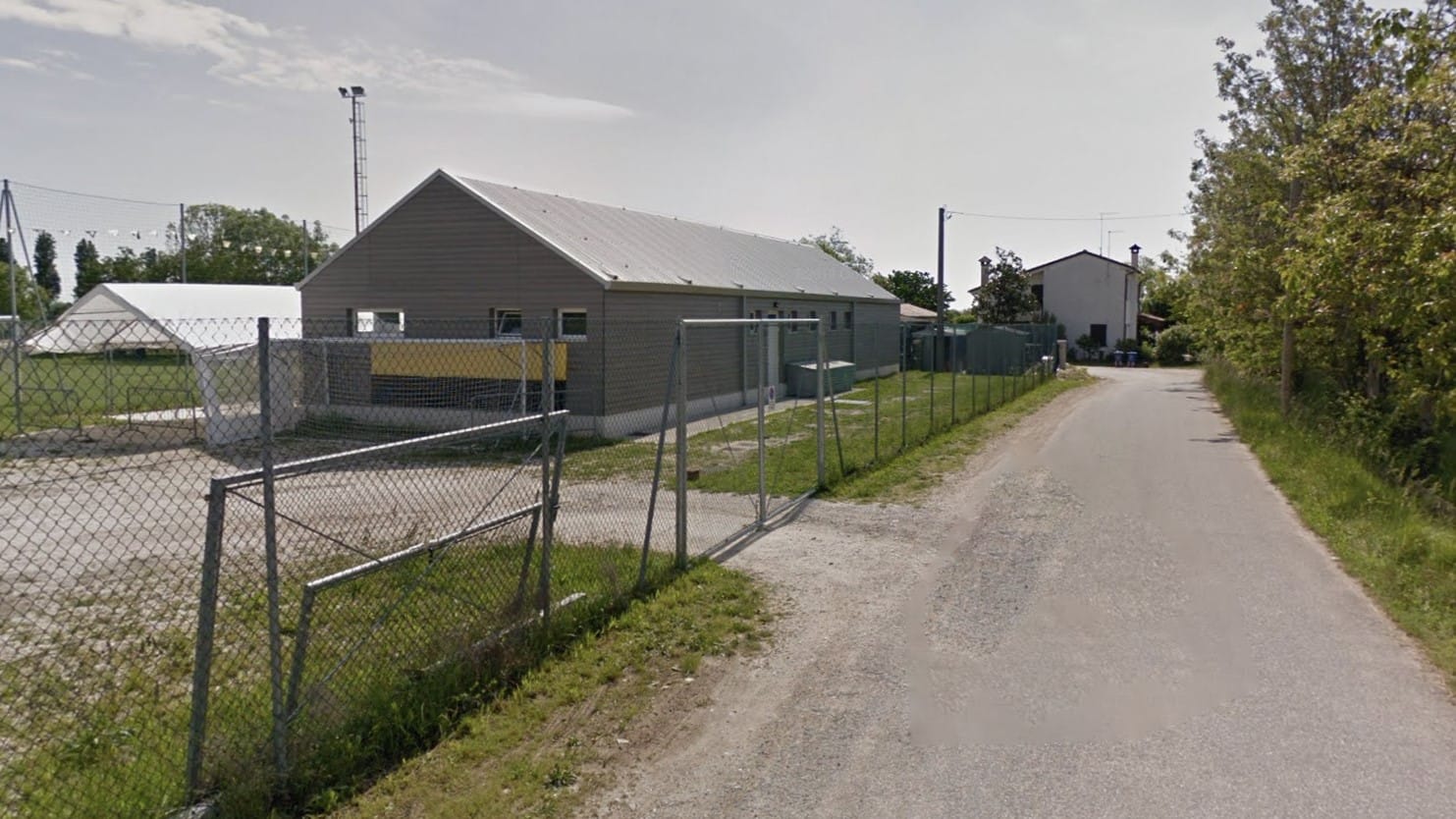 Via Campo Sportivo, la strada di accesso sarà allargata
