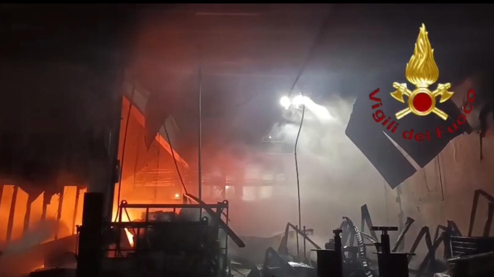 Incendio nel capannone: 30 Vigili del fuoco per spegnere le fiamme