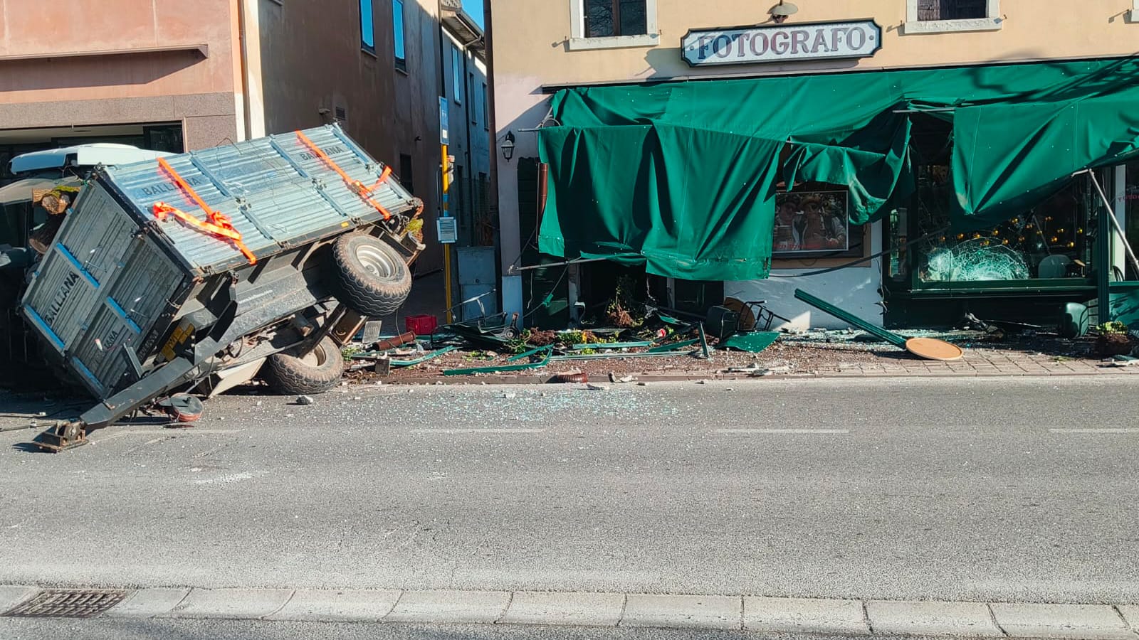Si sgancia il rimorchio carico di legna: devastata la vetrina del bar. Evitata la tragedia