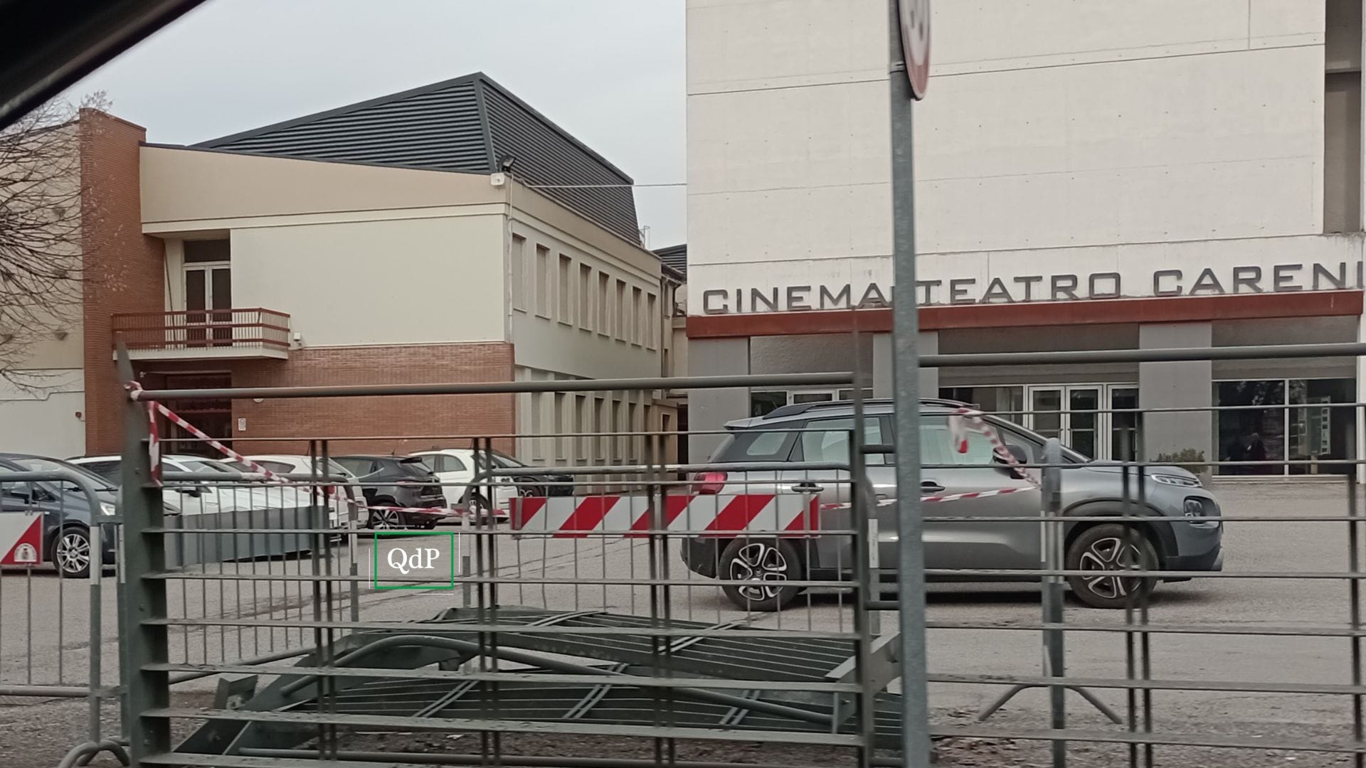 Schianto tra due auto, danni al park Careni