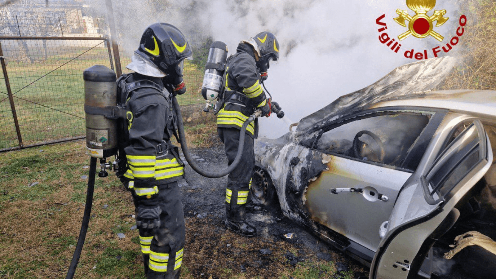 Auto divorata dalle fiamme, l’intervento dei Vigili del fuoco