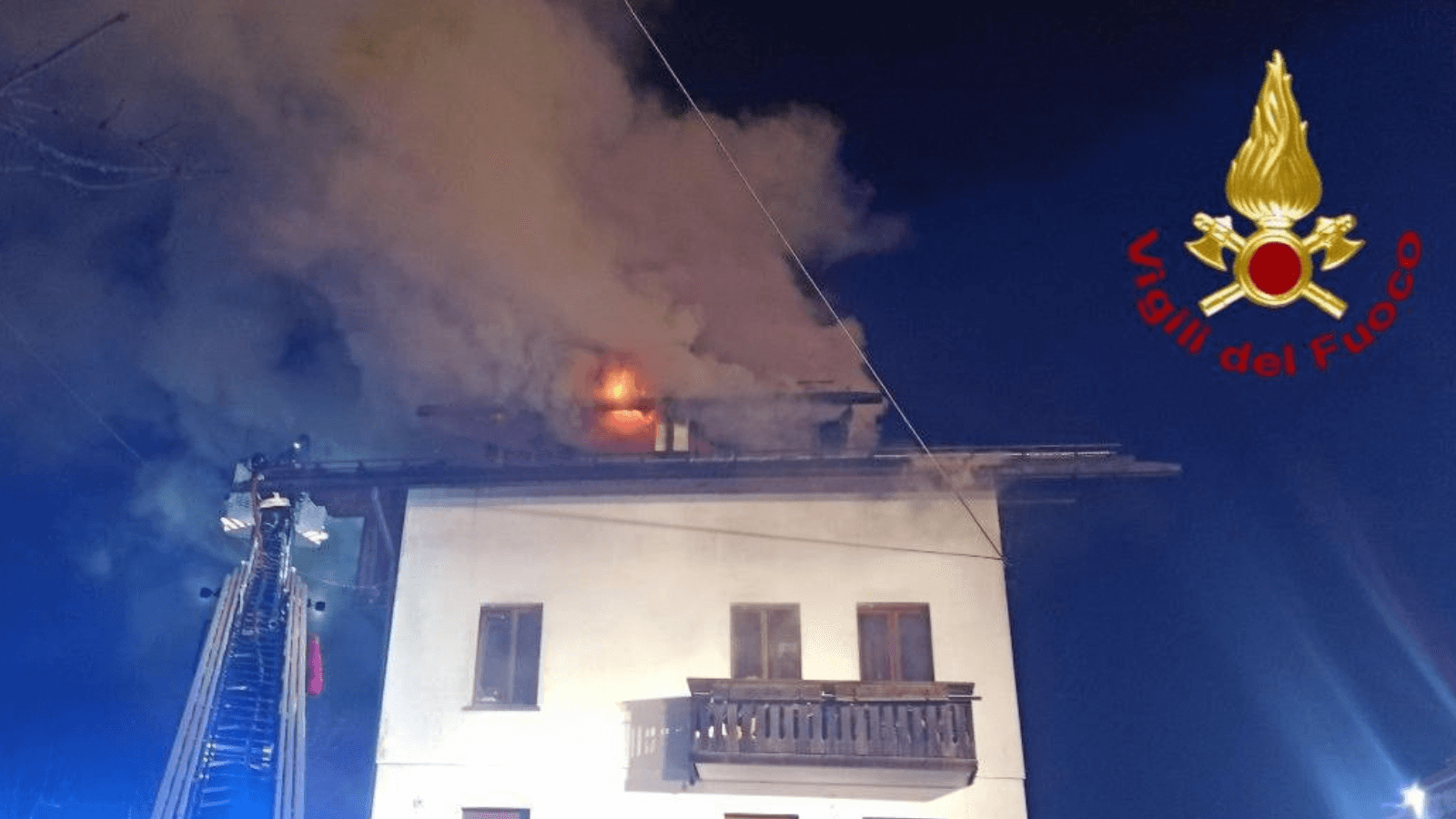 Mansarda e tetto in fiamme, evacuata una famiglia