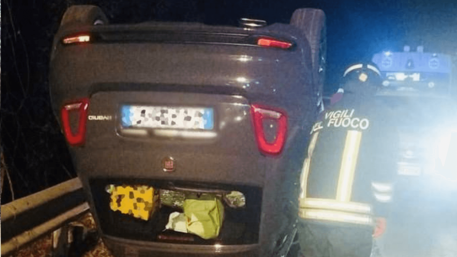 Perde il controllo dell’auto che finisce ruote all’aria: conducente estratto dalle lamiere