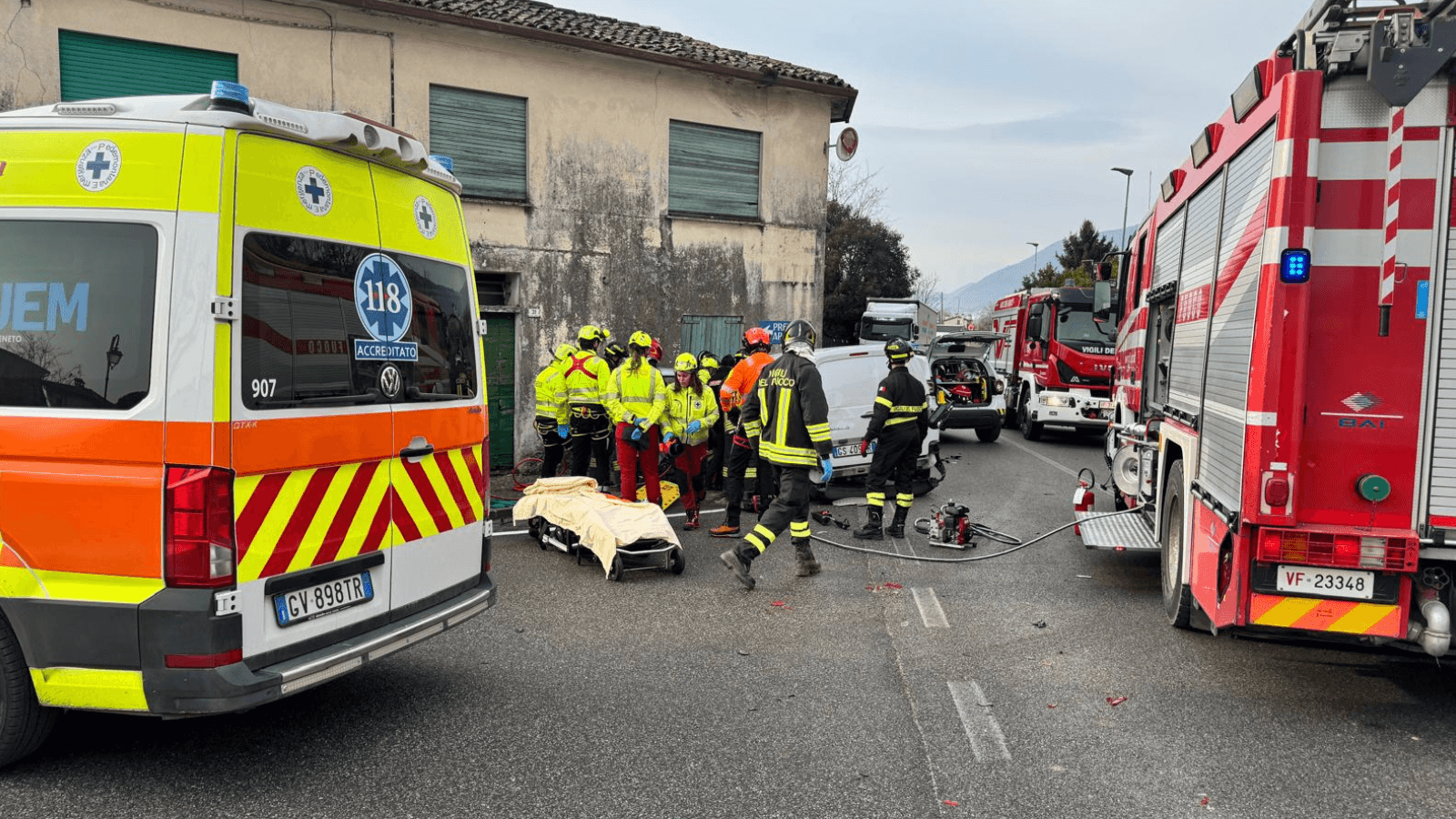Esce di strada con il furgone e si schianta: 53enne elitrasportato