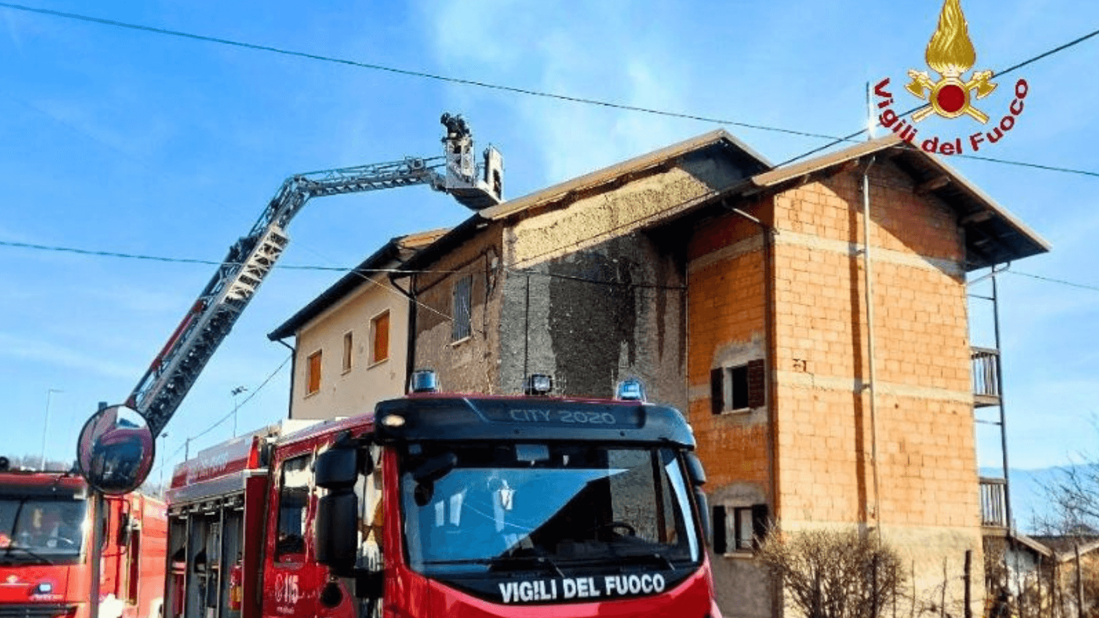 Incendio al tetto di un’abitazione a Mugnai