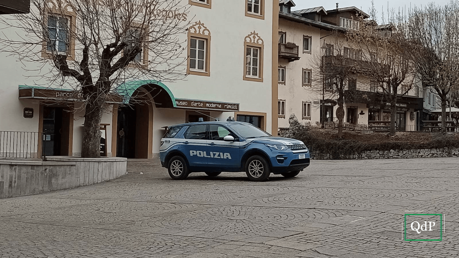 Rapina a mano armata in gioielleria: è “caccia” ai malviventi fuggiti in auto
