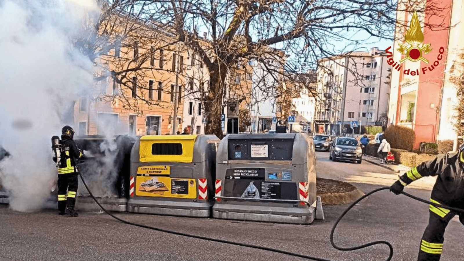 “Mezzogiorno di fuoco”: cassonetto in fiamme in piazzale Marconi