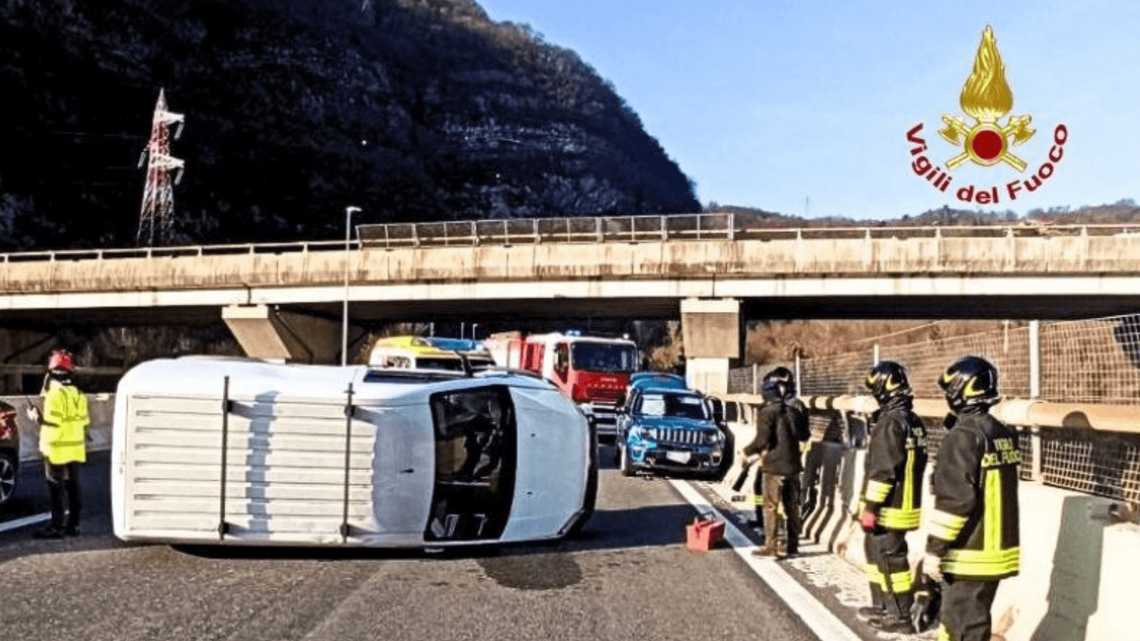 Schianto in A27, furgone si rovescia su un fianco: disagi alla viabilità