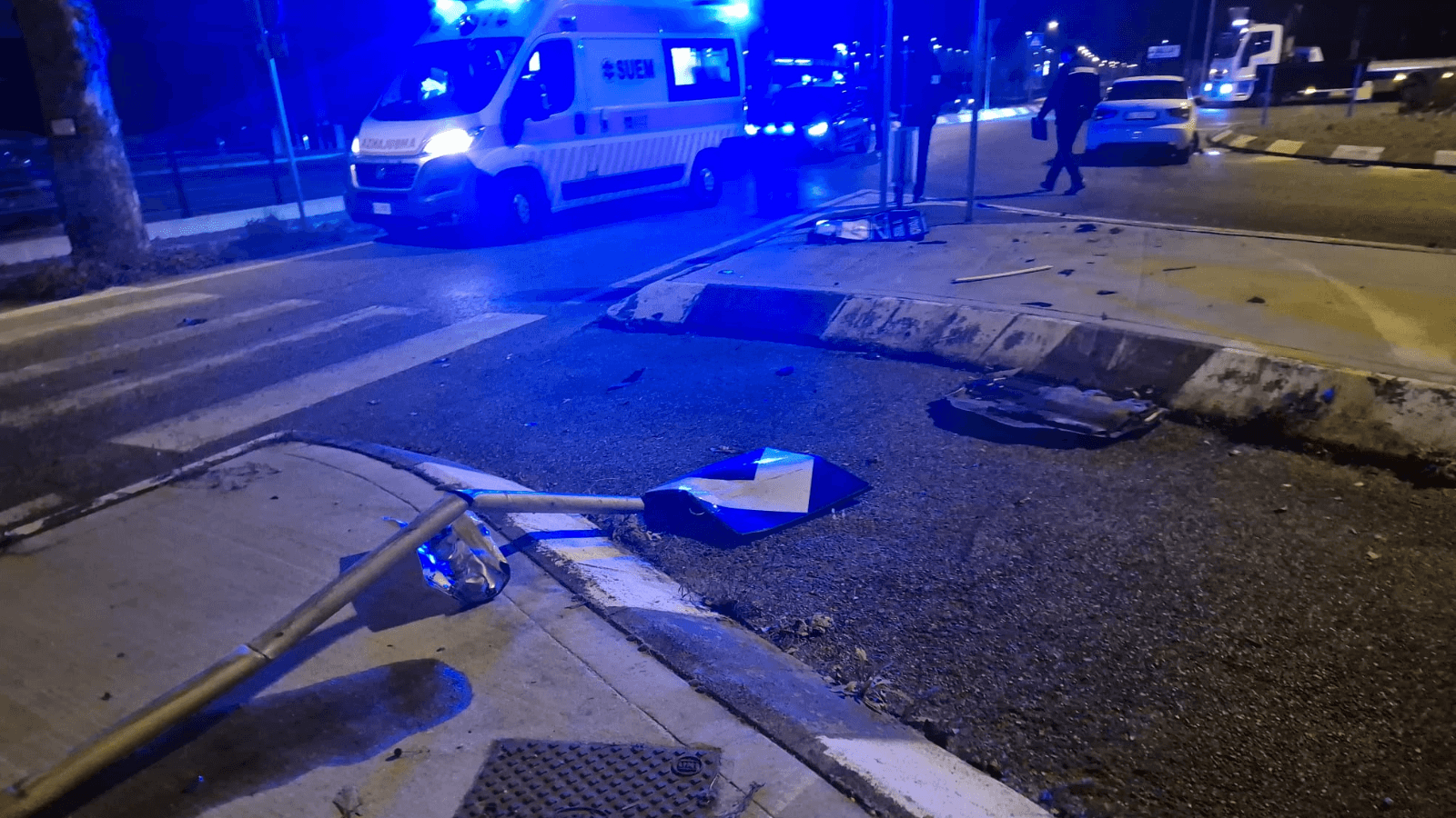 Auto “impazzita” sulla rotonda, divelti alcuni cartelli: paura per due 20enni