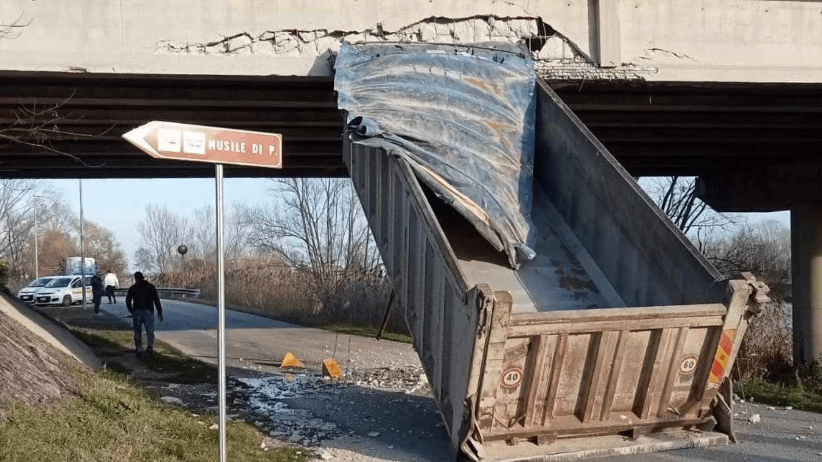 Camion danneggia il ponte sul Sile, chiusa al traffico la Strada Jesolana