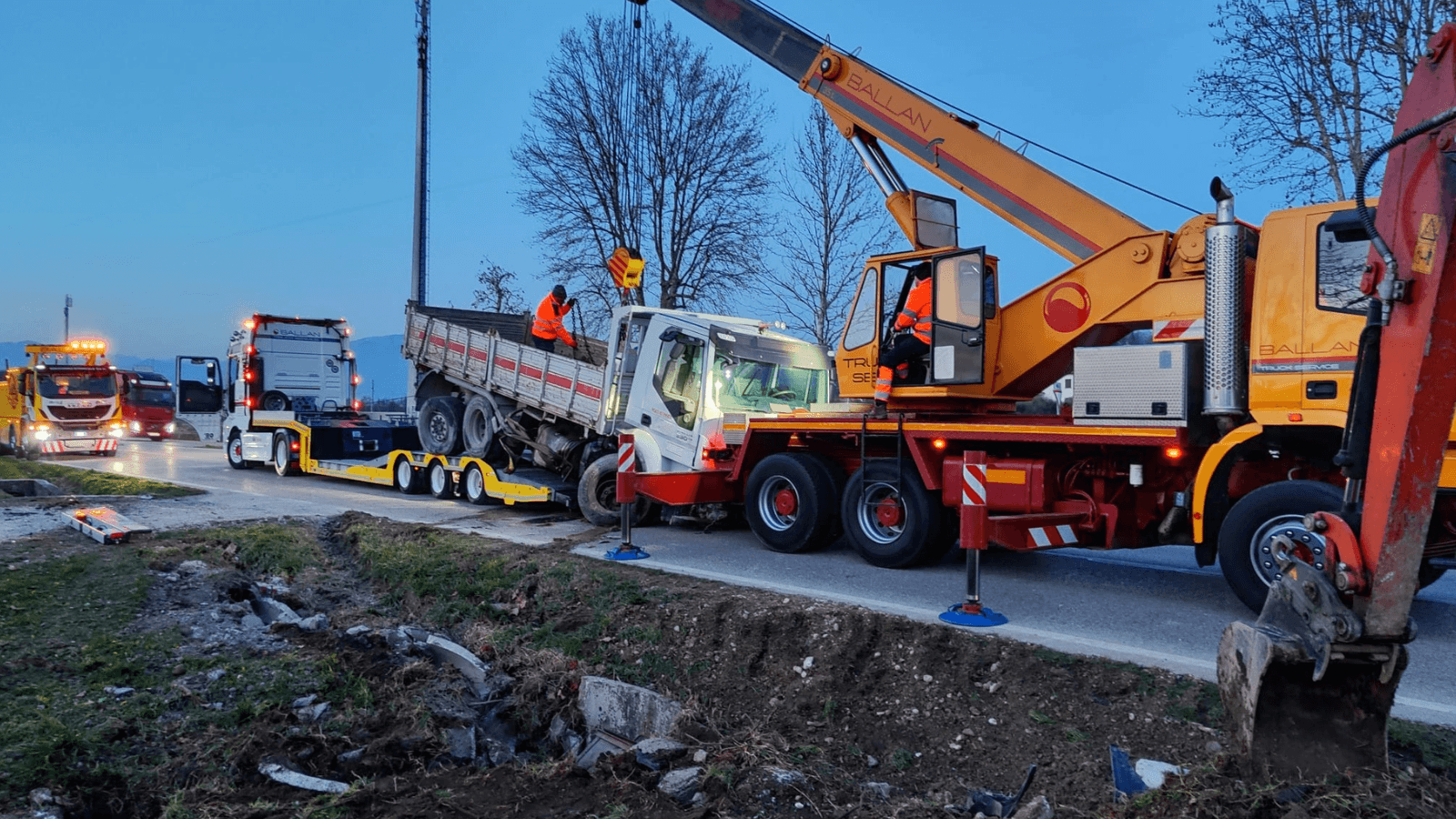 Incidente in Feltrina, camion finisce fuori strada: traffico in tilt
