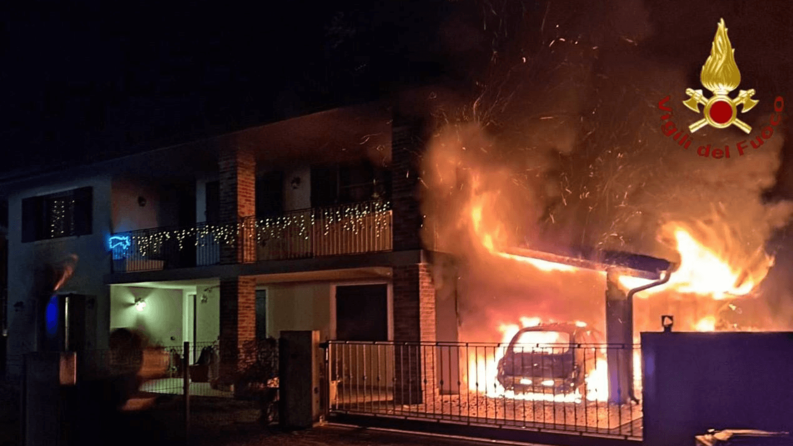 Porticato in fiamme nella notte: due auto bruciate