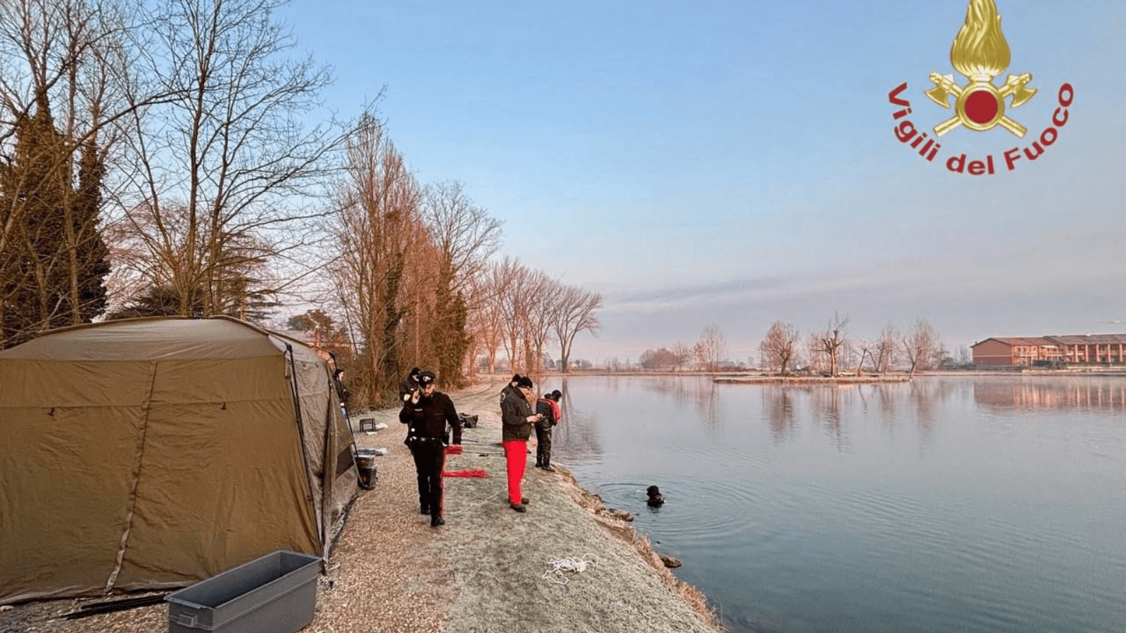 Si accampa con gli amici per festeggiare il Capodanno e pescare: 22enne muore nel lago