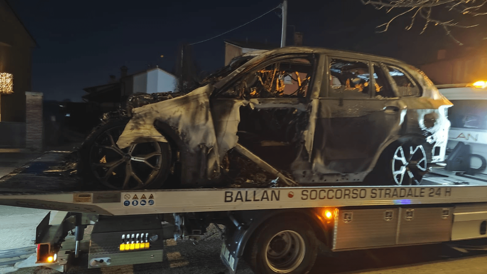 Incendio doloso, ricovero attrezzi e due auto divorati dalle fiamme. I piromani ripresi in un video