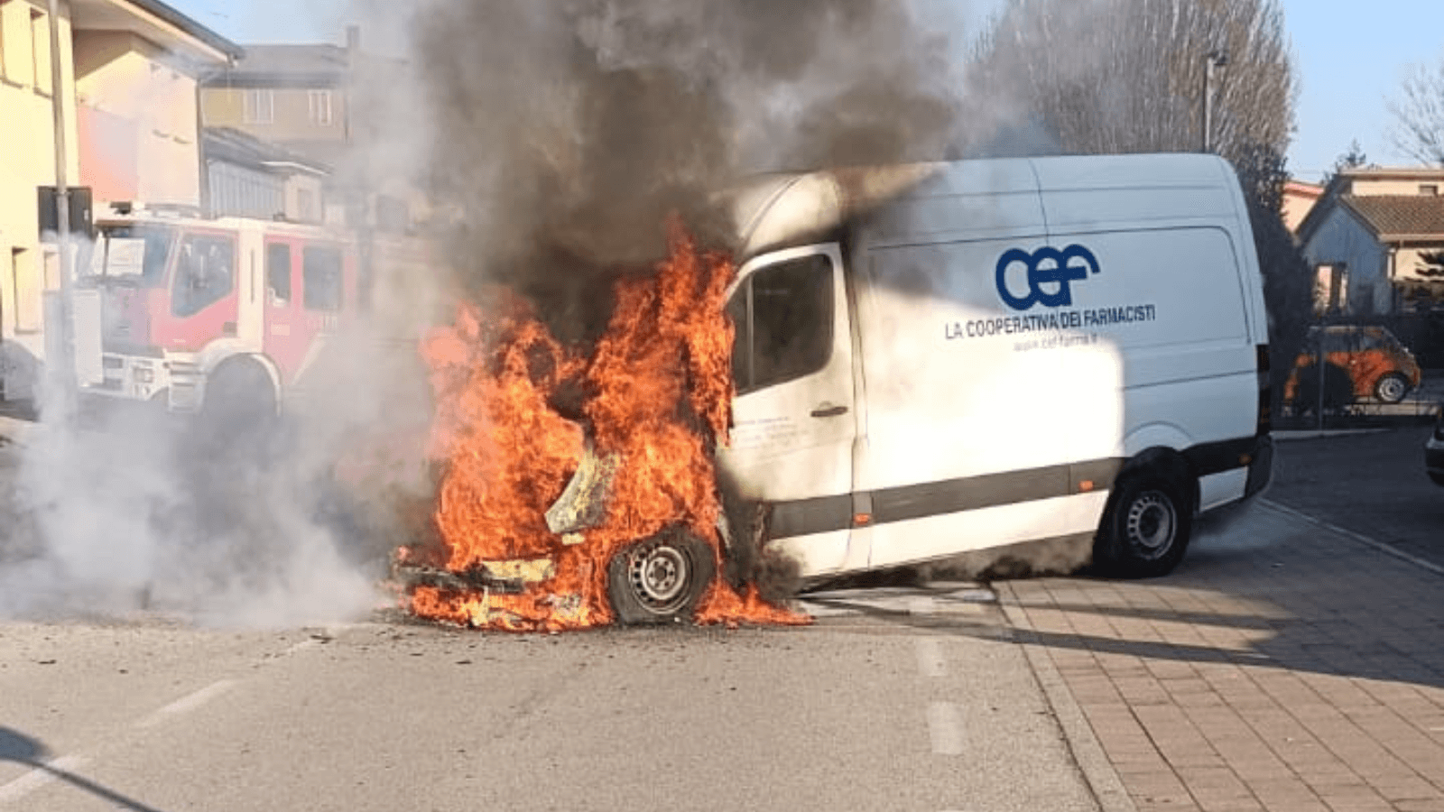 Furgone avvolto dalle fiamme in strada: salvo l’autista