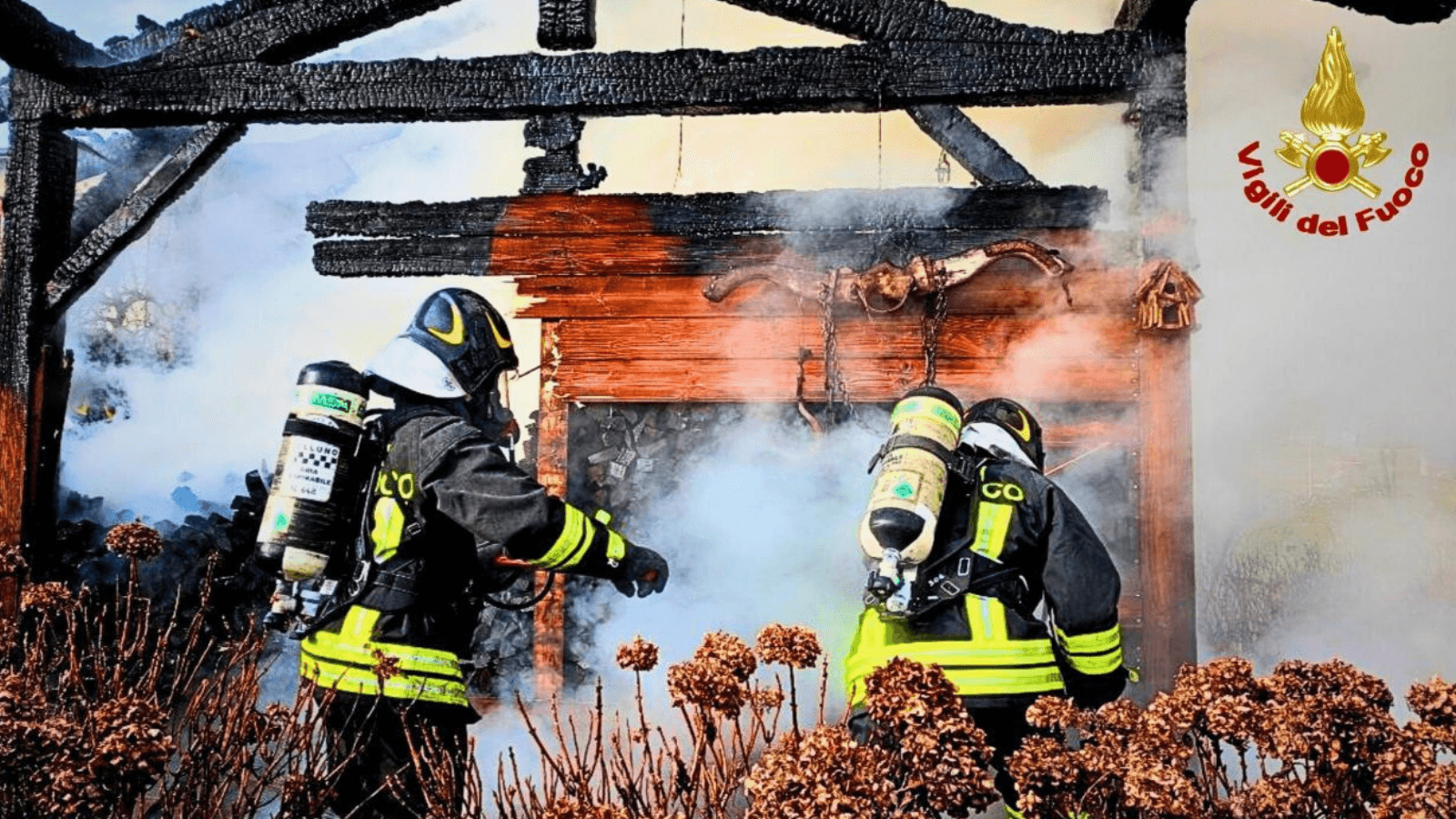 Capanno in fiamme vicino a una casa