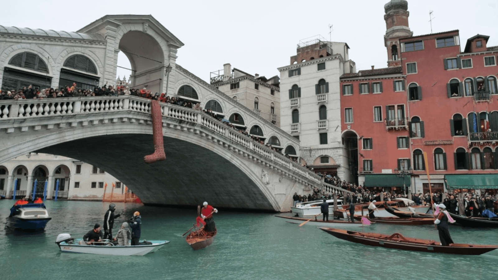 Regata delle Befane, l’arrivo sotto la grande calza sospesa sul Ponte di Rialto