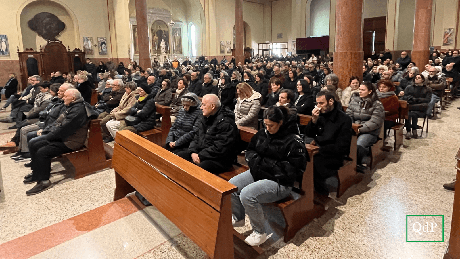 In 300 per l’addio a Serena: “Ci hai parlato di vita e il miracolo è avvenuto”