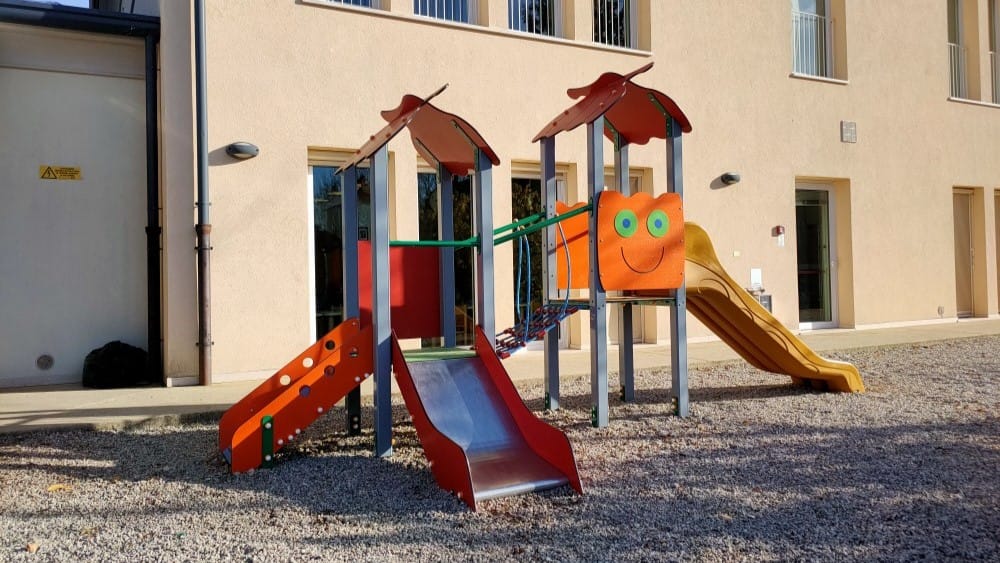 Scuola dell’infanzia statale di Refrontolo, si riparte dal gioco: installata la nuova struttura esterna
