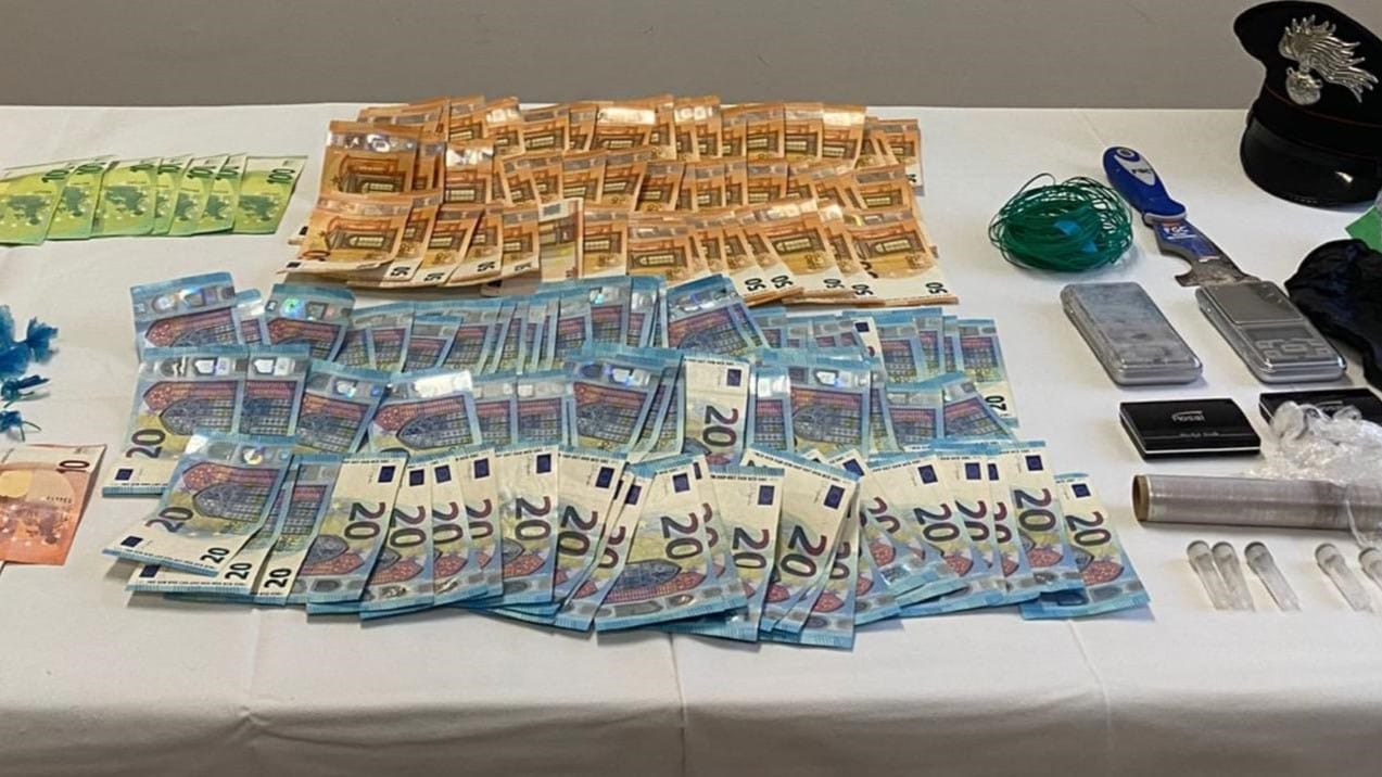 Droga in auto e a casa, arrestato poco prima del veglione