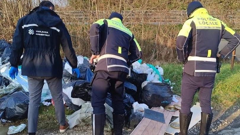 Abbandono di rifiuti alle porte della città. Manera: “400 euro di multa a sacco”