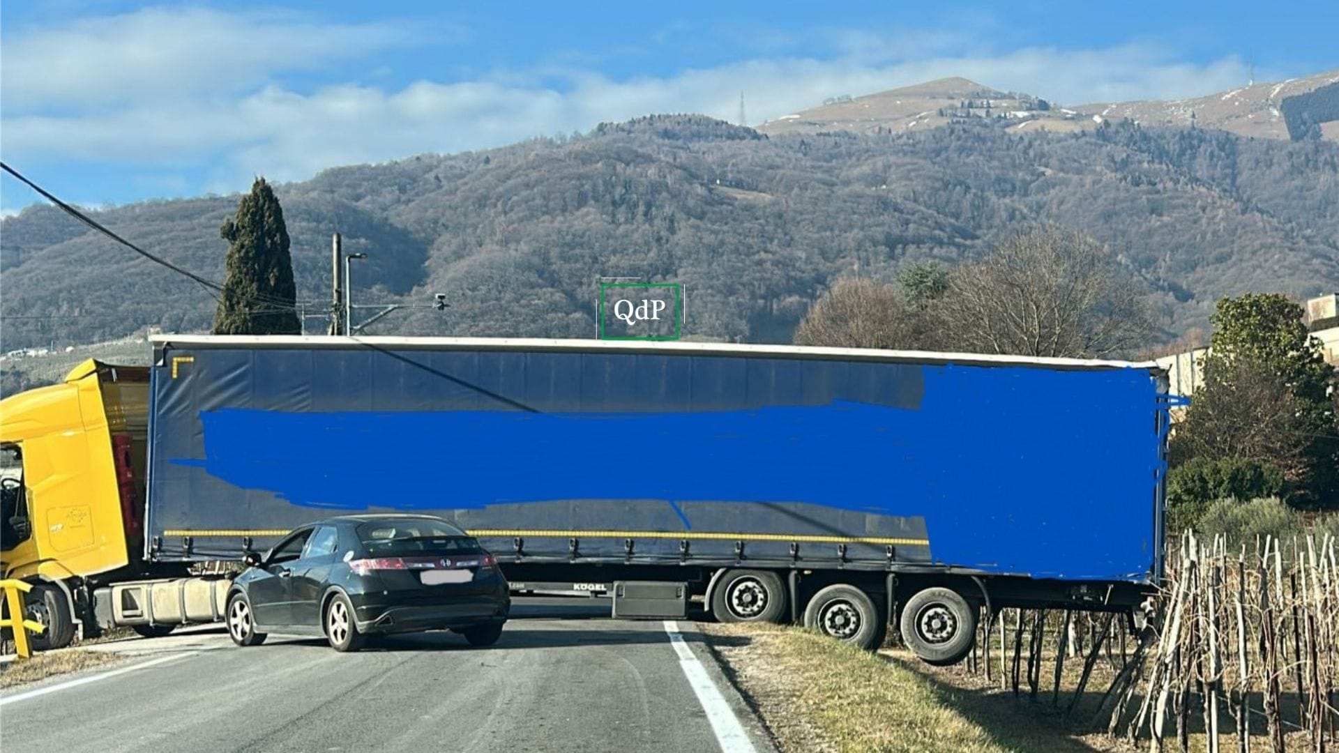 Tir di traverso e in bilico sul vigneto: strada bloccata