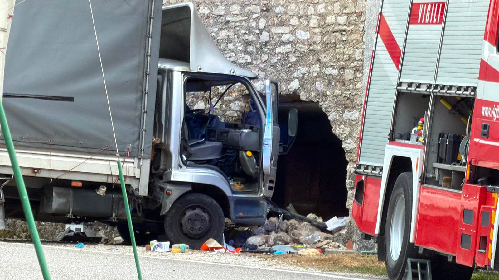 Furgone si schianta contro il muro di una casa. Soccorritori calati col verricello