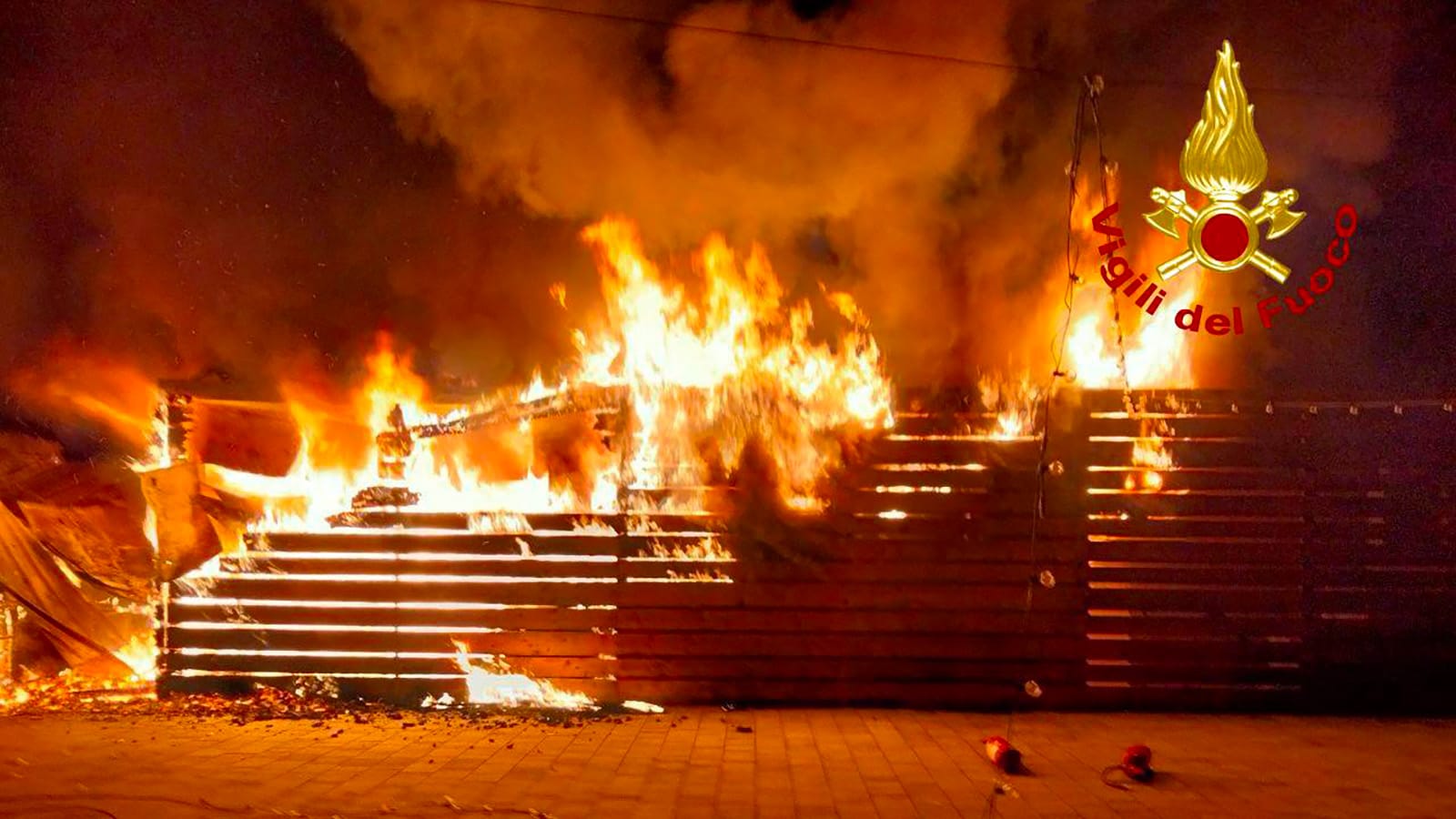 Incendio nella notte: un intossicato