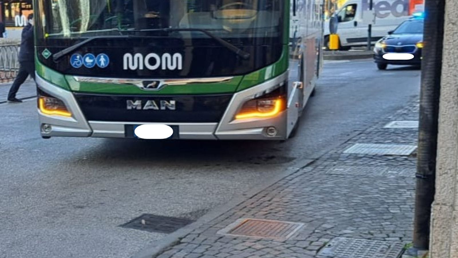Piede schiacciato dall’autobus: incidente in via Lungo Sile Mattei