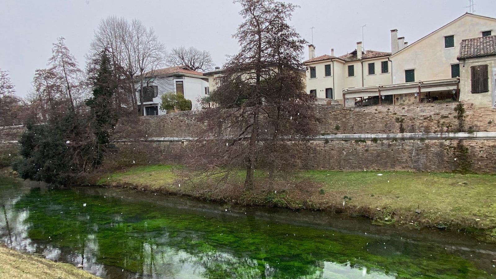 Primi fiocchi di neve in città